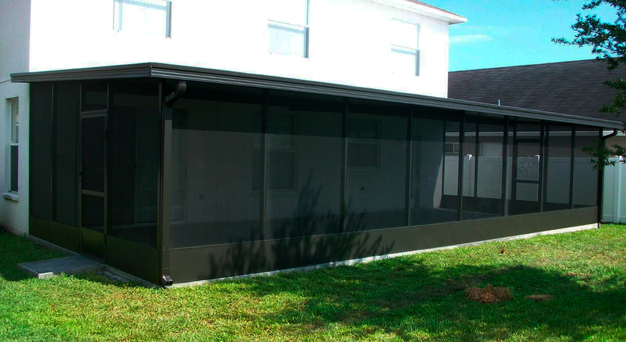 An airy outdoor room with ceiling fans and mesh walls, illustrating the functional choices between lanai vs screened porch.