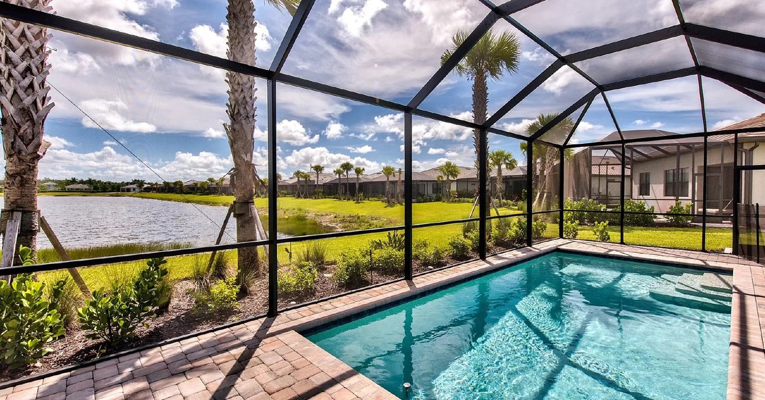 A poolside screen cage showcasing regular lanai screen maintenance in Florida.